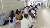 Peserta wajib mengenakan baju rapi berkerah dan membawa kartu peserta UTBK beserta kartu identitas. Foto: (NIkita Rosa Damayanti/detikcom)