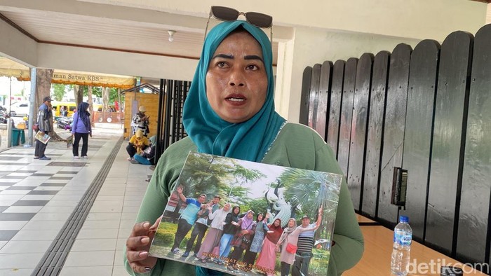Uut, fotografer perempuan di Kebun Binatang Surabaya.