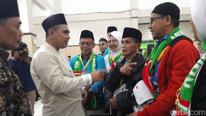 Wakil Gubernur Jateng, Taj Yasin, berbincang dengan jemaah calon haji Kloter 1 Embarkasi Solo, di Asrama Haji Donohudan, Boyolali, Selasa (21/4/2026) malam.