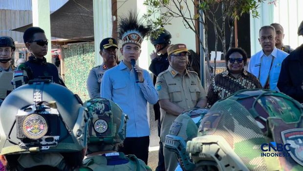 Wakil Presiden Gibran Rakabuming menyapa para tentara di Koramil 1715/06 Dekai di Yahukimo, Papua, Selasa (21/4/2026). (CNBC Indonesia/Halimatus Sa’diyah)