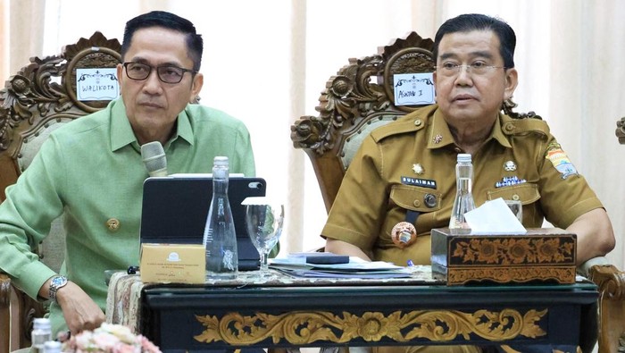 Wali Kota Palembang Ratu Dewa memimpin rapat Antisipasi Karhutla 2026