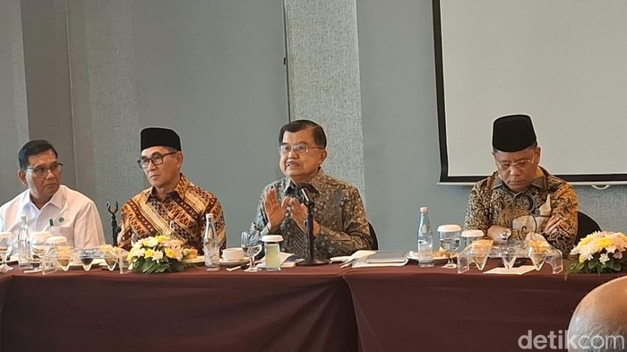Wapres ke-10 dan ke-12 RI Jusuf Kalla (JK) menemui tokoh Poso dan Ambon. (Kurniawan F/detikcom)