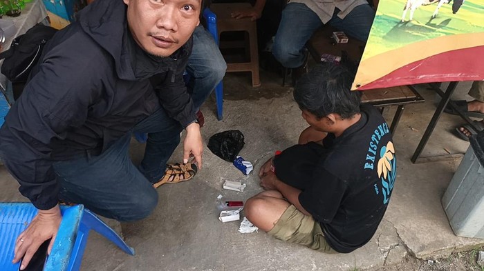 Warga mendapati seorang pria membawa sabu di Matraman, Jakarta Timur.