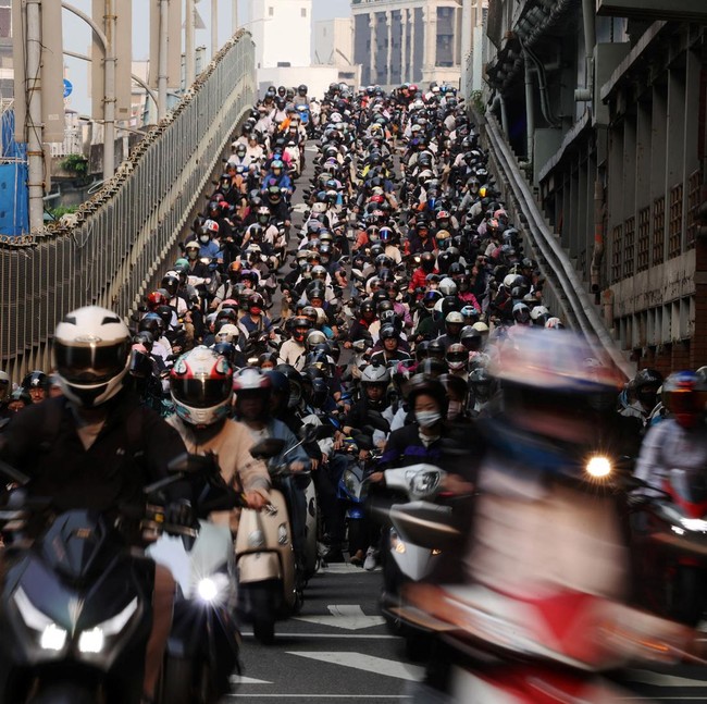 Air Terjun Skuter, Jalan Layang Dipadati Motor Saat Jam Sibuk