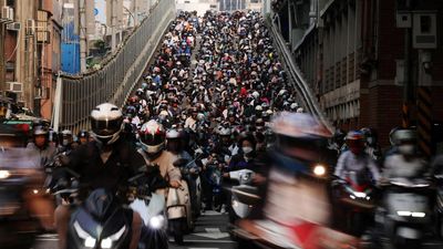 Air Terjun Skuter, Jalan Layang Dipadati Motor Saat Jam Sibuk