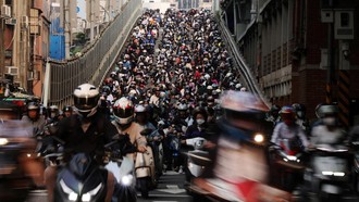 'Air Terjun Skuter', Jalan Layang Dipadati Motor Saat Jam Sibuk