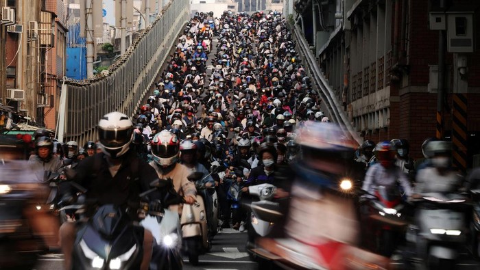 Motorists take the ramp off Taipei Bridge, at a location known to locals as the Scooter Waterfall, during morning rush hour in Taipei, Taiwan, April 15, 2026. REUTERS/Edgar Su