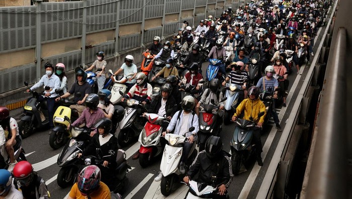 Motorists take the ramp off Taipei Bridge, at a location known to locals as the Scooter Waterfall, during morning rush hour in Taipei, Taiwan, April 15, 2026. REUTERS/Edgar Su