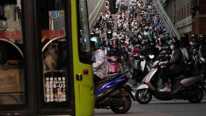 Motorists take the ramp off Taipei Bridge, at a location known to locals as the Scooter Waterfall, during morning rush hour in Taipei, Taiwan, April 15, 2026. REUTERS/Edgar Su