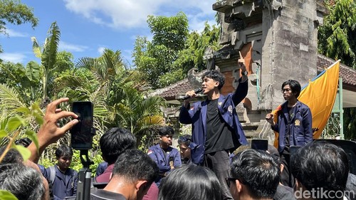 Aksi demo dari mahasiswa Universitas Udayana di depan Gedung DPRD Bali, Denpasar, Rabu (22/4/2026).