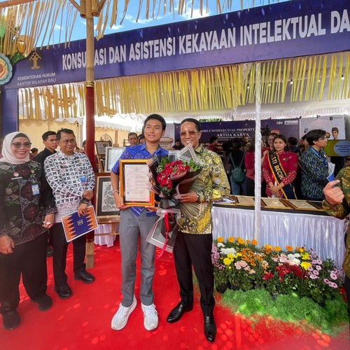 Anak Agung Gde Anom Putra Asmara siswa kelas XI 1 Smansa Denpasar mendapatkan sertifikat HAKI pada kegiatan yang digelar BRIDA Bali di Balai Budaya Ida Dewa Agung Istri Kanya pada April 2026, Rabu (22/4/2026). (dok. Smansa Denpasar)