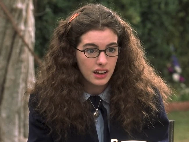 Debut film Anne Hathaway dimulai pada 2001, ketika ia menjadi pemeran utama di film ‘The Princess Diaries’. Anne tampil dengan gaya polos; rambut keriting mengembang, kacamata, dan aura ‘girl next door’. Transformasinya dari remaja culun jadi putri elegan sukses memukau penonton. Penampilan ini membangun citra awalnya sebagai aktris muda dengan pesona natural dan relatable. Foto: istimewa