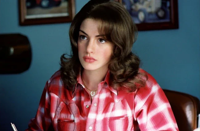 Lewat ‘Brokeback Mountain’ dan ‘Becoming Jane’, Anne mulai meninggalkan imej remaja. Gaya tampilnya lebih klasik dan feminin, dengan makeup soft serta rambut yang lebih tertata. Foto: istimewa