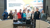 Bentuk emansipasi paling indah adalah ketika perempuan tidak pernah membatasi dirinya untuk terus tumbuh. Gambar ini adalah pengingat personal bagi saya, bahwa usia dan peran bukanlah halangan untuk terus mengisi isi kepala. Bukan tentang siapa yg paling hebat, tapi siapa yg tidak pernah menyerah, tulis Ashanty. Foto: Instagram @ashanty_ash