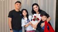 Istri Anang Hermansyah itu gak jarang kelelahan hingga drop. Namun, dia sangat bersyukur mempunyai suami, anak-anak, keluarga, dan teman yang selalu mendukungnya. Sampai akhirnya Ashanty berani maju ke tahap ujian proposal disertasi dan lolos. Kemudian dilanjutkan dengan mengikuti sertifikasi kompetensi CHRM di kampus. Foto: Instagram @ashanty_ash