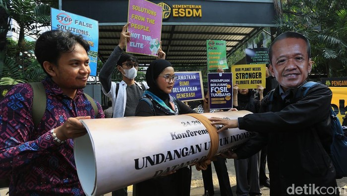 ICEL, Climate Rangers Jakarta, Solidaritas Perempuan, Satya Bumi dan  Yayasan Indonesia Cerah melakukan aksi damai bertajuk 'Fokus Energi Diterbarukan’ di Kementerian Energi dan Sumber Daya Mineral (ESDM), Jakarta, Rabu (22/4/2026). Dalam aksinya, para aktivis melakukan teatrikal memberikan surat undangan konfrensi terkait energi terbarukan ‘Konferensi Santa Marta’ kepada ‘Menteri ESDM’ yang diwakili oleh pendemo bertopeng Bahlil. Konferensi Santa Marta, atau First Conference on Transitioning Away from Fossil Fuels (TAFF), diselenggarakan pada 24–29 April 2026 di Kolombia merupkan konferensi dunia pertama yang fokus pada transisi dari bahan bakar fosil, mempertemukan 45 negara dan berbagai koalisi untuk merumuskan kerangka kerja global, serta menargetkan deklarasi zona bebas energi fosil untuk COP30/COP31.