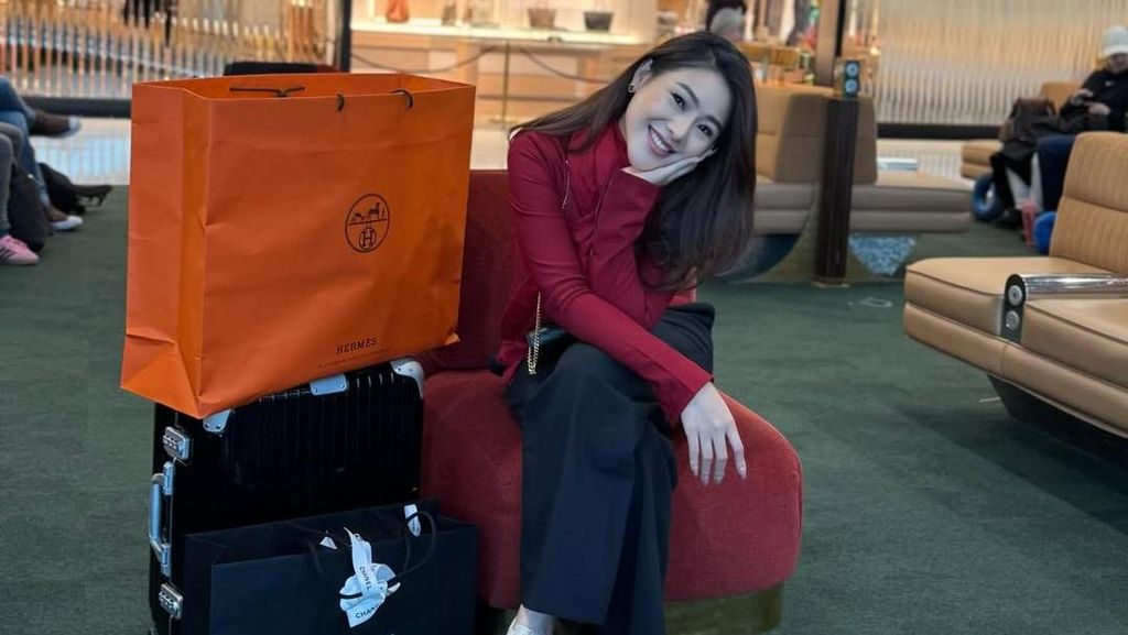 Selebgram Baiq Risma Curi Atensi Gegara Konten Belanja Barang Branded