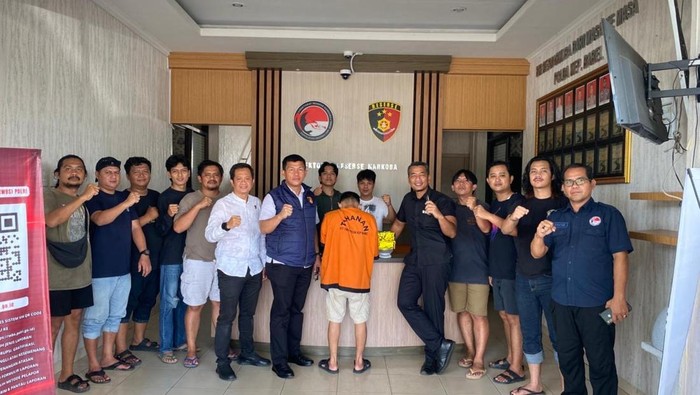 Bandar sabu di Pangkalpinang saat ditangkap polisi.