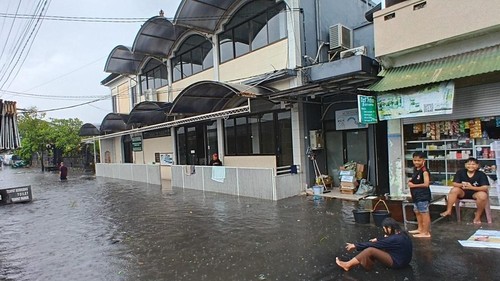 Situasi banjir di Jalan Pondok Indah IV, Pemecutan Kaja, Denpasar Utara. (Istimewa/Romadhan)