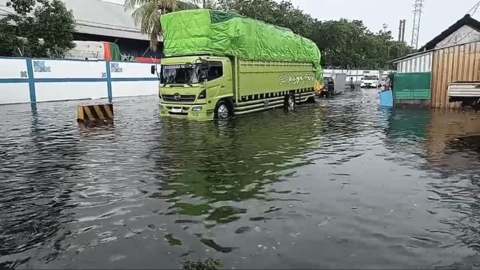 ScreenshotBanjir rob yang merendam sejumlah kawasan Surabaya