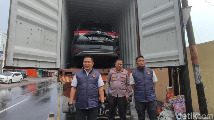 Barang bukti kontainer berisi kendaraan yang hendak diselundupkan ke Timor Leste dihadirkan di Mako Dit Reskrimsus Polda Jateng, Rabu (22/4/2026).