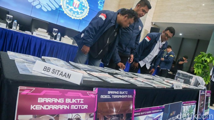 Wakabareskrim Polri Irjen Nunung Syaifudin menyebutkan Polri menangkap dua orang tersangka berinisial GWL dan FYTP di Kupang, NTT, dalam konferensi pers di gedung Bareskrim Polri, Jakarta, Rabu (22/4/2026). 