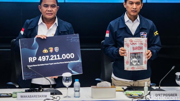 Wakabareskrim Polri Irjen Nunung Syaifudin menyebutkan Polri menangkap dua orang tersangka berinisial GWL dan FYTP di Kupang, Nusa Tenggara Timur (NTT) dalam konferensi pers di gedung Bareskrim Polri, Jakarta, Rabu (22/4/2026). Adapun kerugian global akibat praktik ilegal ini mencapai Rp 350 miliar.