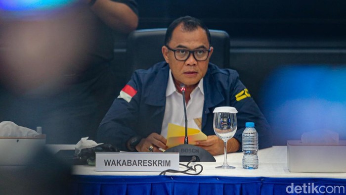 Wakabareskrim Polri Irjen Nunung Syaifudin menyebutkan Polri menangkap dua orang tersangka berinisial GWL dan FYTP di Kupang, Nusa Tenggara Timur (NTT) dalam konferensi pers di gedung Bareskrim Polri, Jakarta, Rabu (22/4/2026). Adapun kerugian global
