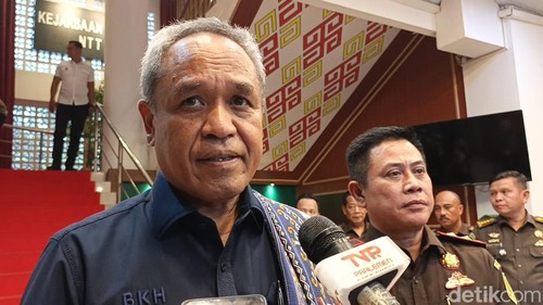 Ketua Tim Kunker Komisi III DPR RI di NTT Benny Kabur Harman didampingi Kajati dan Kapolda NTT, saat memberikan keterangan kepada awak media di Kantor Kejati NTT, Rabu (22/4/2026).
