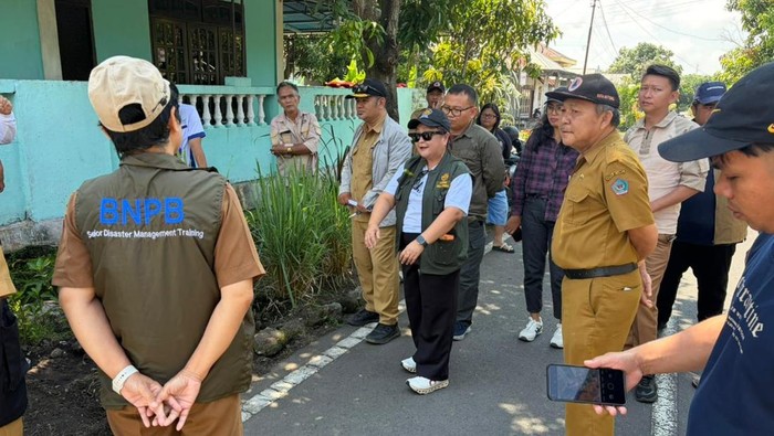 Kepala Balai Pemantauan Gunung Api dan Mitigasi
Bencana Gerakan Tanah Sulawesi dan Maluku,
Debby Rumambi, turun ke lokasi suara misterius di Kota Bitung.