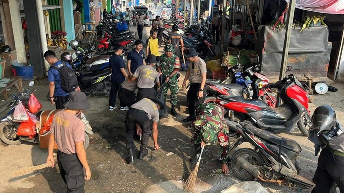 Brimob Polda Metro Jaya dan TNI kompak bersih-bersih di Pasar Tegal Danas, Bekasi.