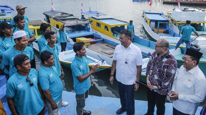 Sejumlah nelayan bersiap untuk mencari ikan di Kampung Nelayan BSI Warloka, Manggarai Barat, Nusa Tenggara Timur, Selasa (21/4/2026). Dalam rangka program pemberdayaan desa PT Bank Syariah Indonesia (Persero) Tbk meresmikan Kampung Nelayan BSI (Bangun Sejahtera Indonesia) Warloka dengan memberikan 19 perahu kepada 143 kepala keluarga warga pesisir Desa Warloka Manggarai Barat serta ruang pendingin untuk ikan hasil tangkapan dan budidaya mutiara. ANTARA FOTO/Asprilla Dwi Adha/bar
