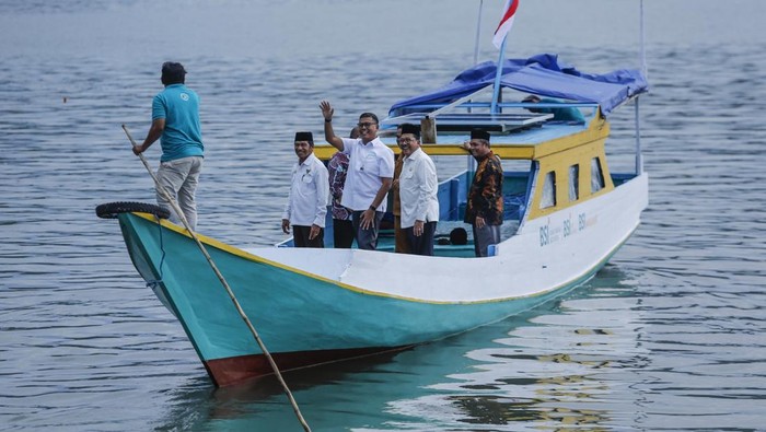 Sejumlah nelayan bersiap untuk mencari ikan di Kampung Nelayan BSI Warloka, Manggarai Barat, Nusa Tenggara Timur, Selasa (21/4/2026). Dalam rangka program pemberdayaan desa PT Bank Syariah Indonesia (Persero) Tbk meresmikan Kampung Nelayan BSI (Bangun Sejahtera Indonesia) Warloka dengan memberikan 19 perahu kepada 143 kepala keluarga warga pesisir Desa Warloka Manggarai Barat serta ruang pendingin untuk ikan hasil tangkapan dan budidaya mutiara. ANTARA FOTO/Asprilla Dwi Adha/bar