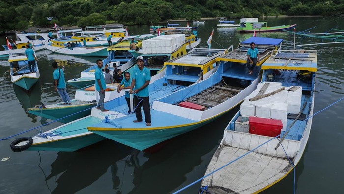 Sejumlah nelayan bersiap untuk mencari ikan di Kampung Nelayan BSI Warloka, Manggarai Barat, Nusa Tenggara Timur, Selasa (21/4/2026). Dalam rangka program pemberdayaan desa PT Bank Syariah Indonesia (Persero) Tbk meresmikan Kampung Nelayan BSI (Bangun Sejahtera Indonesia) Warloka dengan memberikan 19 perahu kepada 143 kepala keluarga warga pesisir Desa Warloka Manggarai Barat serta ruang pendingin untuk ikan hasil tangkapan dan budidaya mutiara. ANTARA FOTO/Asprilla Dwi Adha/bar