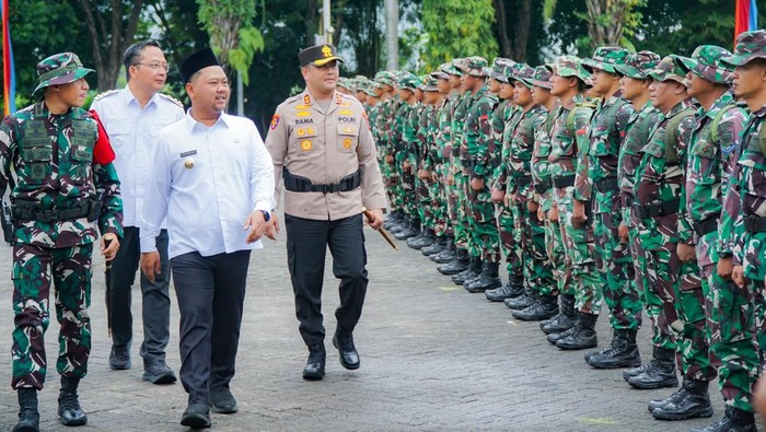 Bupati Gresik Fandi Akhmad Yani pimpin upacara pembukaan program TMMD ke-128