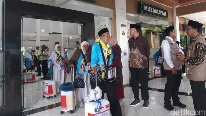 Jemaah calon haji Kloter 3 Embarkasi Solo, saat keluar dari Gedung Muzdalifah Asrama Haji Donohudan, untuk diberangkatkan ke Bandara Adi Soemarmo, Boyolali, Rabu (22/4/2026).