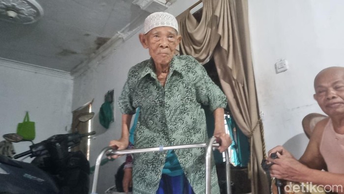 Calon jemaah (calhaj) asal Kabupaten Bantul, Mardijiyono Karto Sentono (103) di rumahnya, Rabu (22/4/2026).