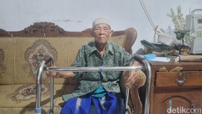 Calon jemaah (calhaj) asal Kabupaten Bantul, Mardijiyono Karto Sentono (103) di rumahnya, Rabu (22/4/2026).