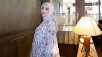 Dinan Fajrina lantas merespons kecurigaan netizen terkait hidungnya. Tenangin diri lo, Ratna. Gue gak OP, jawabnya ditambah emoji menangis dilihat di Instagram Stories, Rabu (22/4/2026). (Foto: dok Instagram dinanfajrina)