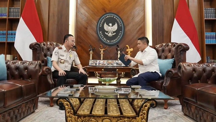 Direktur Jenderal Imigrasi Kementerian Imigrasi dan Pemasyarakatan (Dirjenim Kemenimipas) Hendarsam Marantoko dan Sekretaris Kabinet (Seskab) Teddy Indra. (Dok. Istimewa)