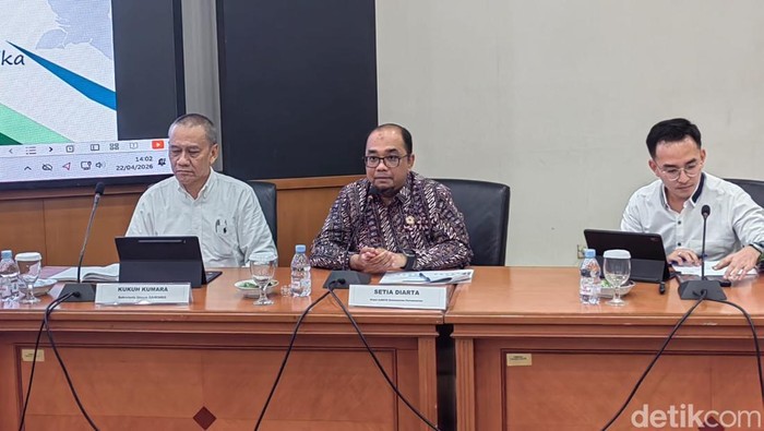 Direktur Jenderal Industri Logam, Mesin, Alat Transportasi dan Elektronika (ILMATE), Kemenperin Setia Diarta (tengah).