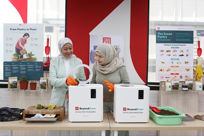 Co-Founder & Chief Marketing Officer DOKU Himelda Renuat (kiri) bersama Co-Founder & Chief Operating Officer DOKU Nabilah Alsagoff (kanan) meresmikan peluncuran program DOKU Green Pantry di Jakarta, Rabu (22/4).