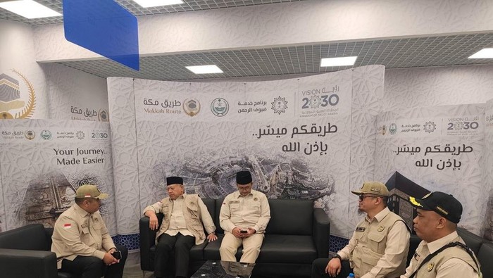 Dubes RI untuk Arab Saudi, Abdul Aziz Ahmad (kedua dari kiri) saat meninjau kedatangan jemaah haji di Madinah, Rabu (22/4/2026).