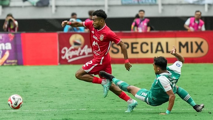 Duel pemain Persebaya dan Malut United pada laga putaran pertama