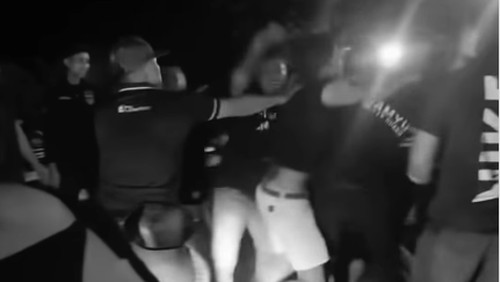 Dugaan pengeroyokan di Warung Kamyu, Jalan Pantai Indah, Desa Baktiseraga, Buleleng, Selasa (21/4/2026) dini hari. (Tangkapan layar video viral)