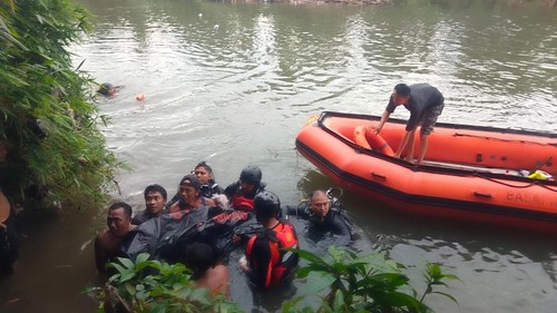 Proses evakuasi jenazah pemancing asal Lombok Utara yang tenggelam di Sungai Dodokan, Lombok Barat, Rabu (22/4/2026). (Dok. SAR Mataram)