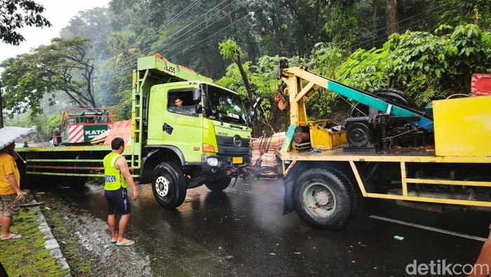 Truk muatan triplek yang terguling selama 11 jam di tanjakan Silayur, Ngaliyan, Kota Semarang, telah selesai dievakuasi. Arus lalin kembali normal.