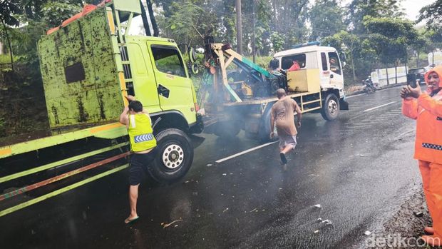 Evakuasi truk muatan triplek yang terguling di tanjakan Silayur atau Jalan Prof Dr Hamka di Ngaliyan, Kota Semarang, Rabu (22/4/2026).