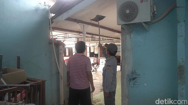 Proses evakuasi ular piton 3,5 meter dari plafon rumah warga Desa Pasuruan Kidul, Jati, Kudus, Rabu (22/4/2026).