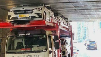 Salah hitung tinggi, langsung mentok. Truk pengangkut mobil ini “nyangkut” di terowongan—kerugian berlapis, dari bodi hingga logistik. Foto: Boredpanda